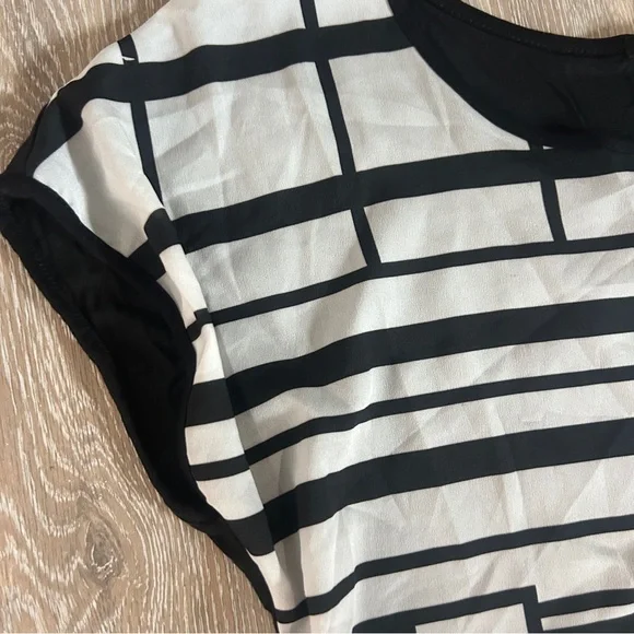 🖤 Espresso Geometric Grid Print Top – Size M - Picture 4 of 8